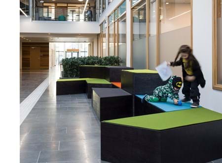 Filt sæder på kasser på rådhus