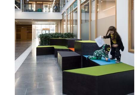 Filt sæder på kasser på rådhus