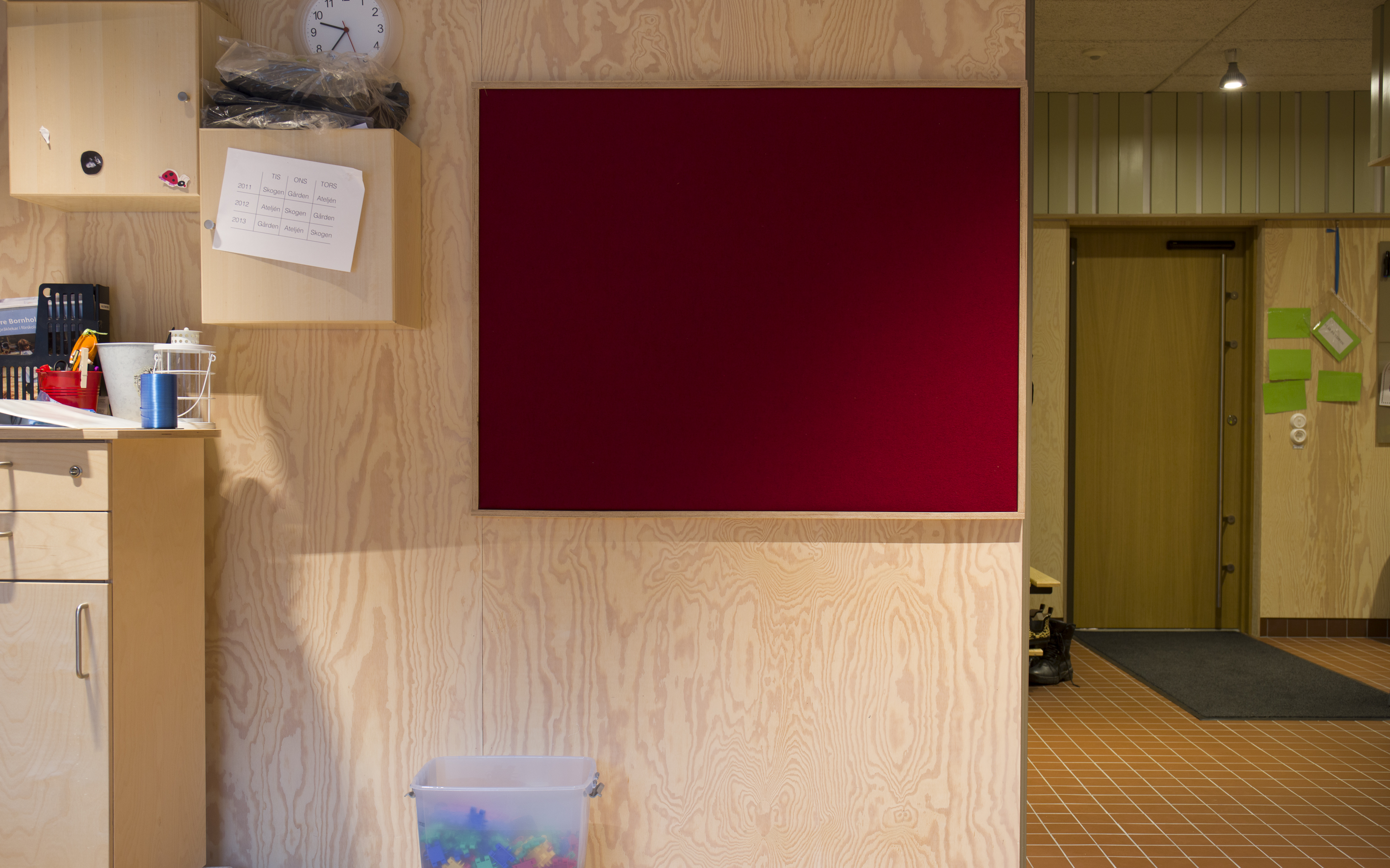 filt klæbet på væg