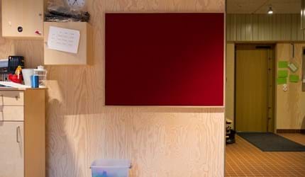 filt klæbet på væg