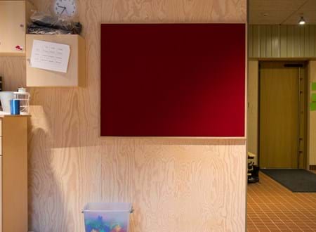 filt klæbet på væg