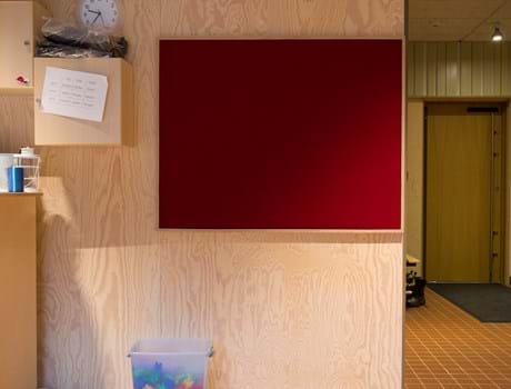 filt klæbet på væg