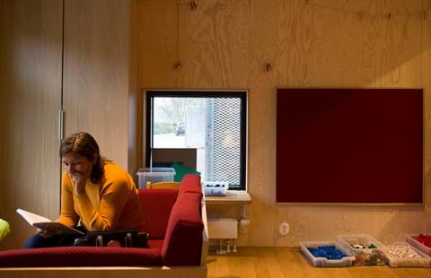 filt klæbet på væg