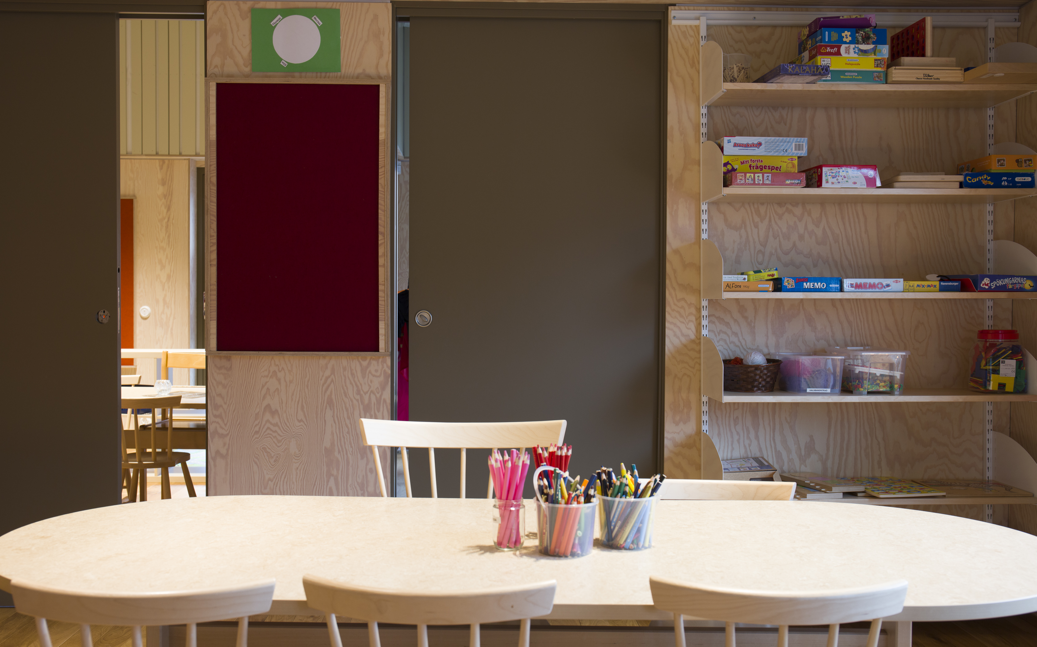 filt klæbet på væg