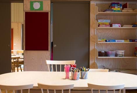 filt klæbet på væg