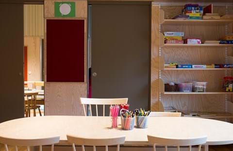 filt klæbet på væg