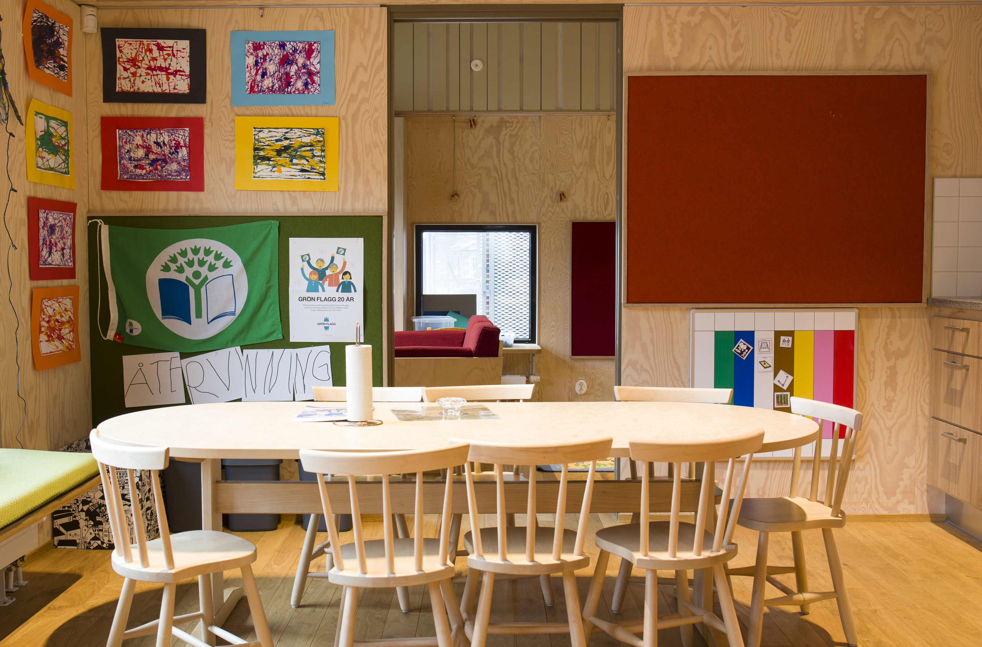 filt klæbet på væg