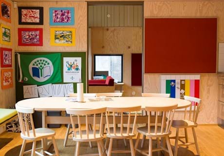 filt klæbet på væg