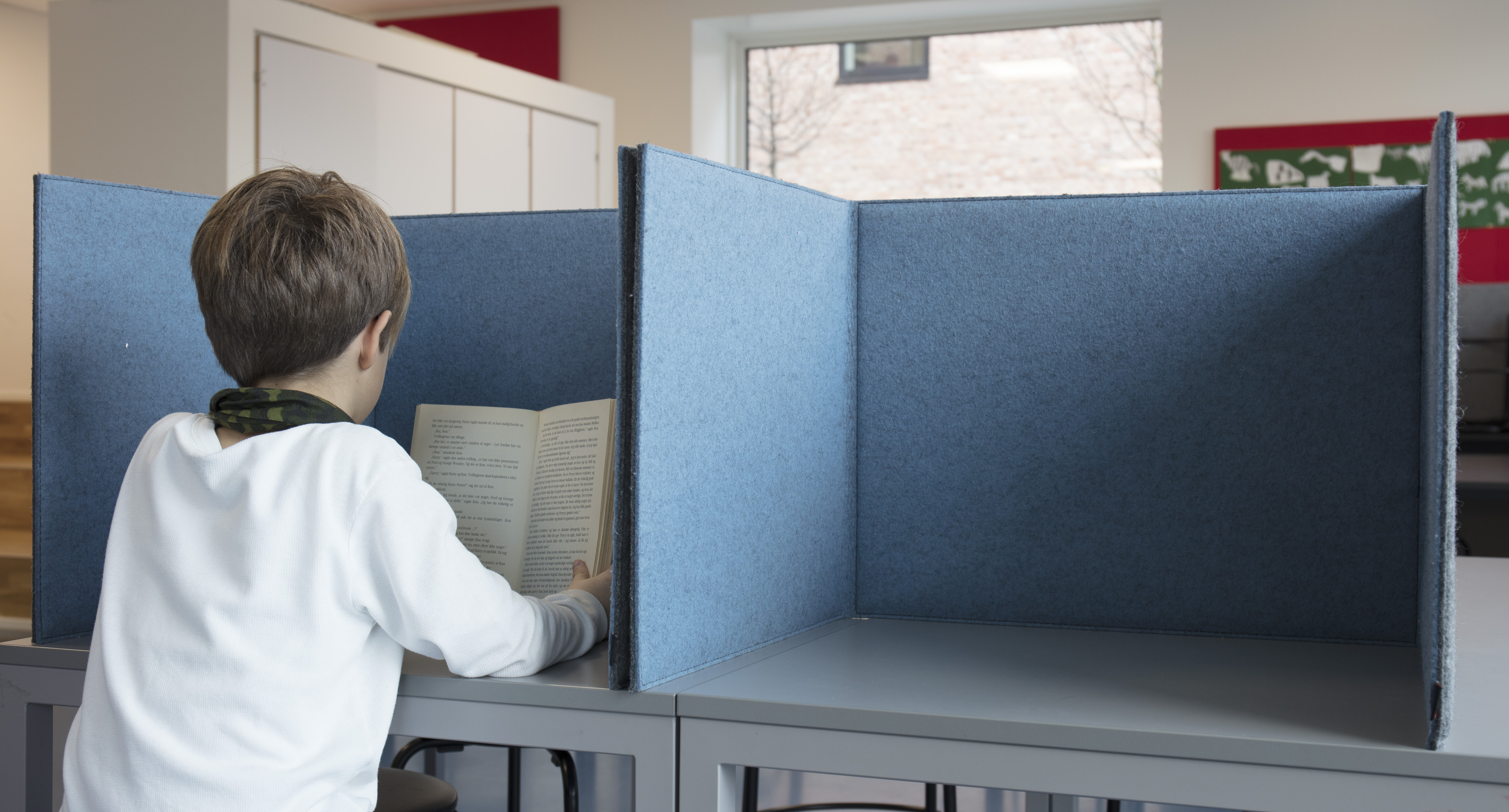 Flytbar bordskærm i filt på skole