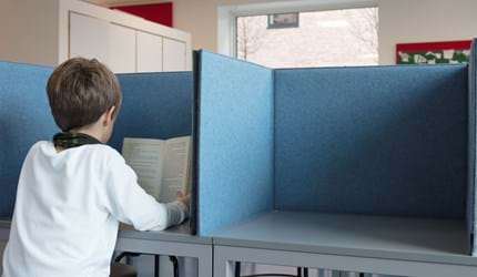 Flytbar bordskærm i filt på skole