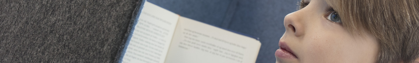 Flytbar bordskærm i filt på skole