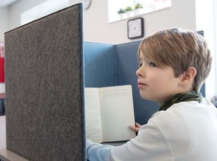 Flytbar bordskærm i filt på skole