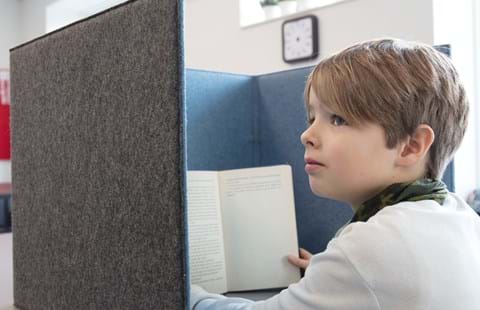 Flytbar bordskærm i filt på skole