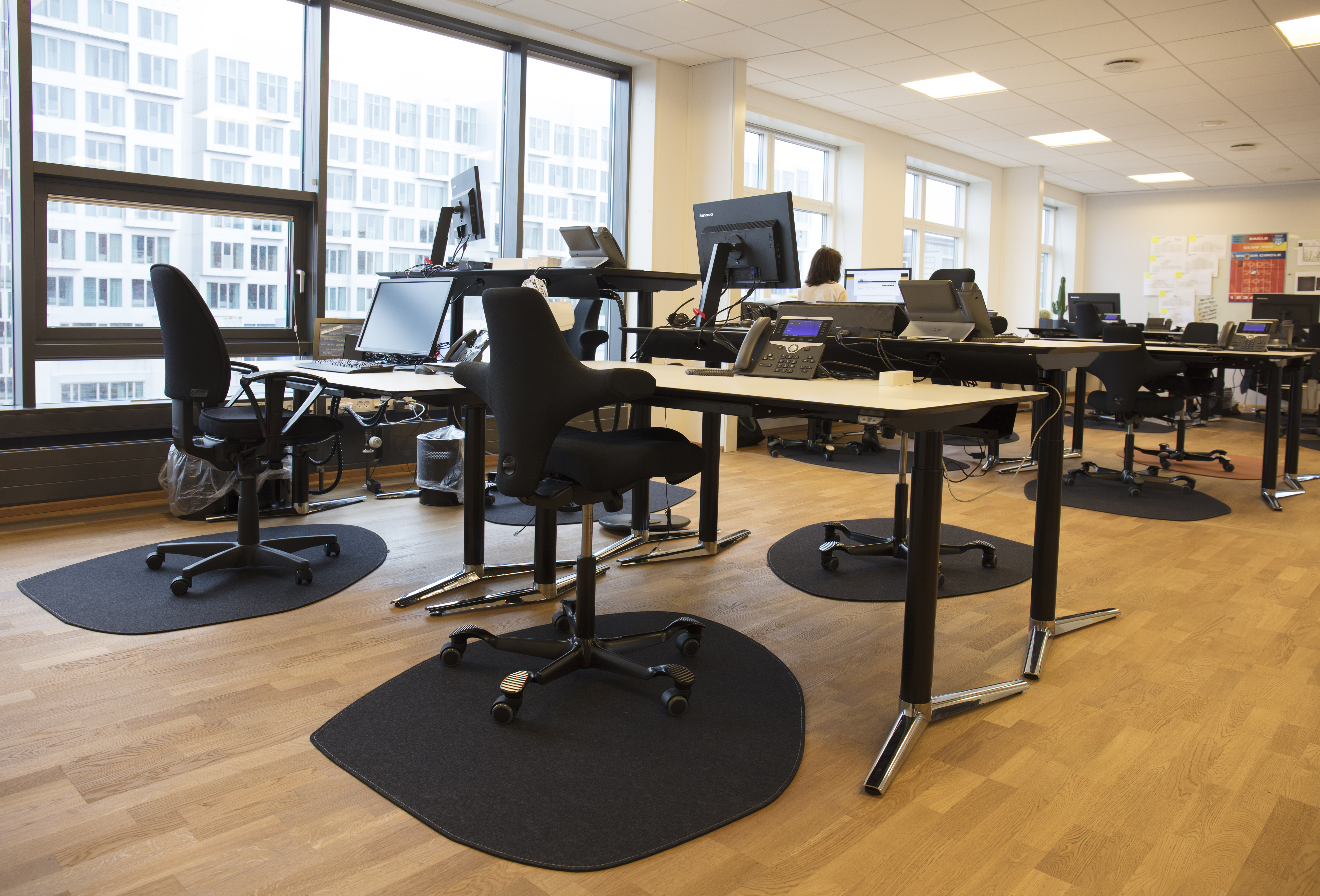 stoleunderlag i filt under kontorstol på kontor