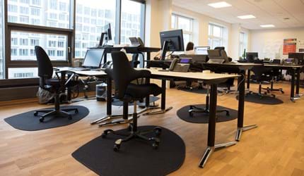 stoleunderlag i filt under kontorstol på kontor