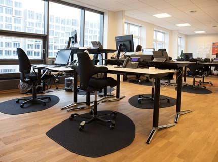 stoleunderlag i filt under kontorstol på kontor