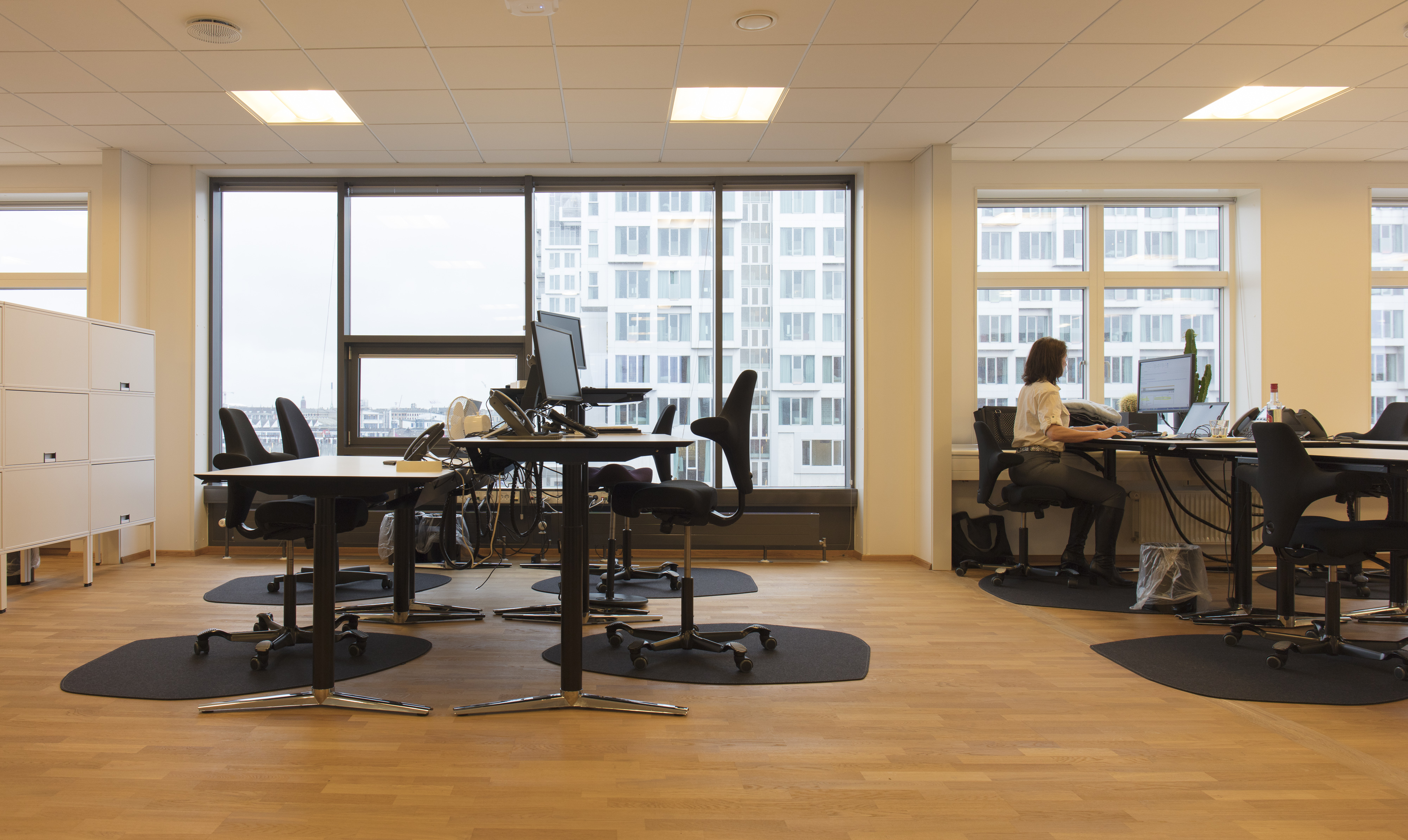 stoleunderlag i filt under kontorstol på kontor,