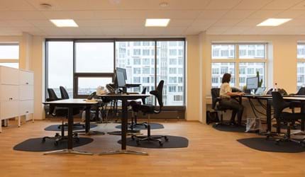 stoleunderlag i filt under kontorstol på kontor,