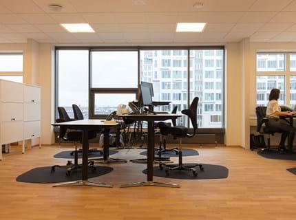 stoleunderlag i filt under kontorstol på kontor,