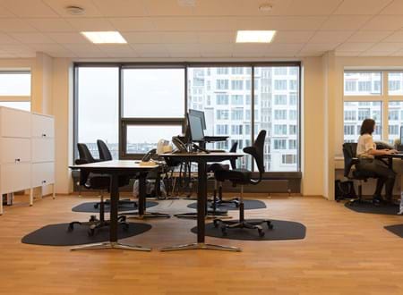 stoleunderlag i filt under kontorstol på kontor,