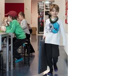 Flytbar bordskærm i filt på skole