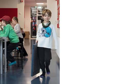 Flytbar bordskærm i filt på skole