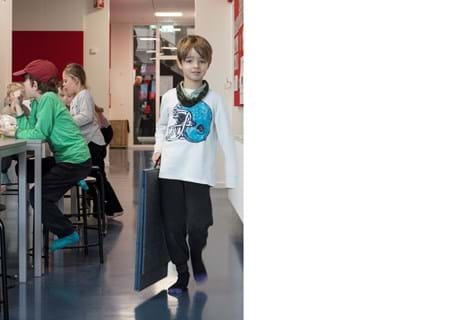 Flytbar bordskærm i filt på skole