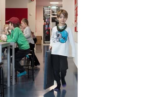 Flytbar bordskærm i filt på skole