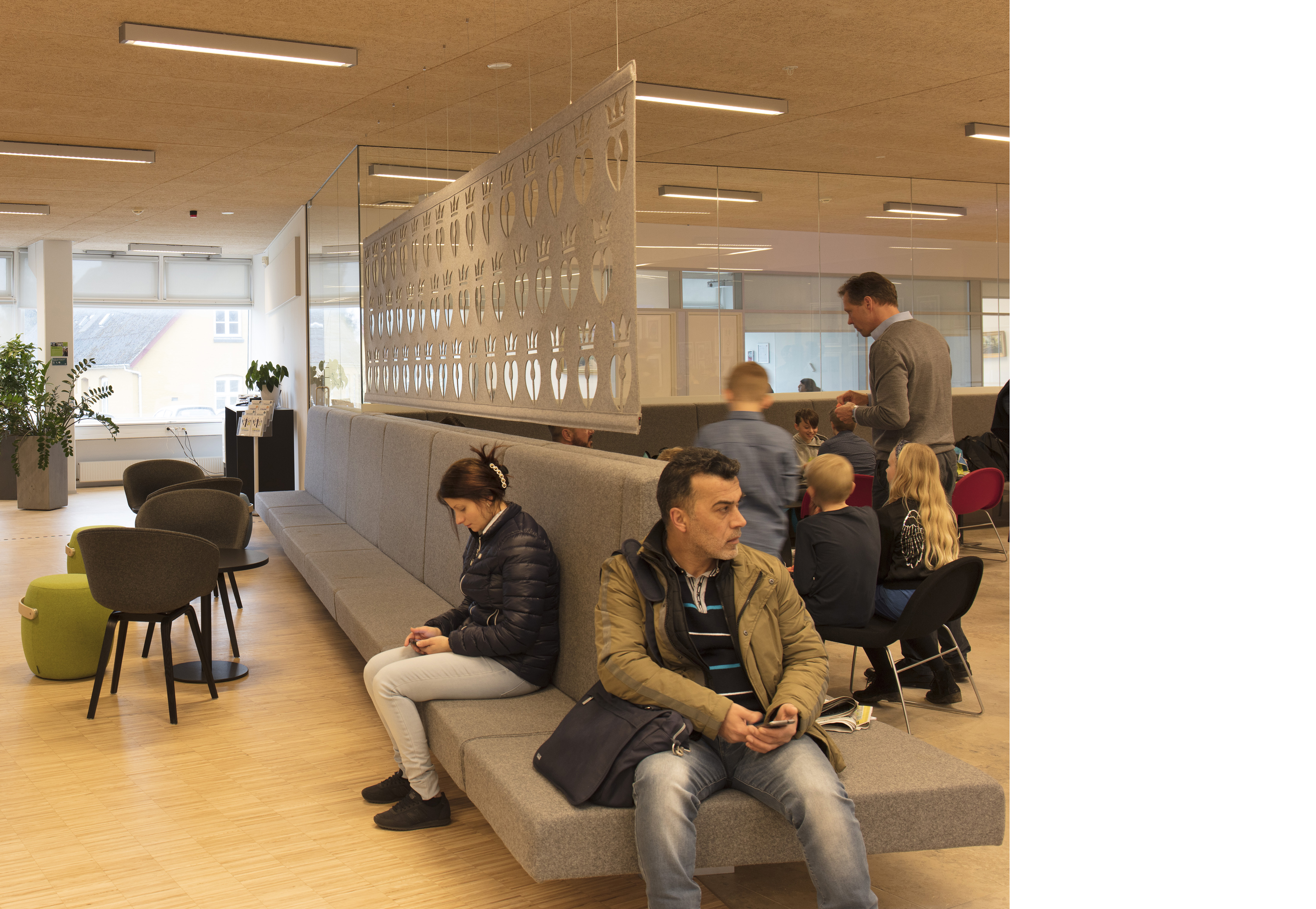 Filt som rumdeler udskåret med mønster