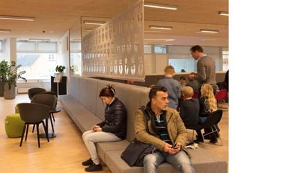 Filt som rumdeler udskåret med mønster