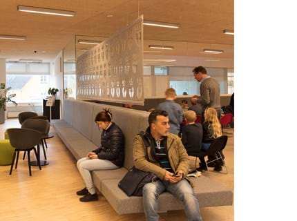 Filt som rumdeler udskåret med mønster