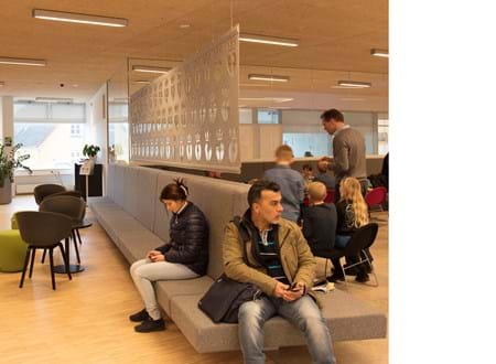 Filt som rumdeler udskåret med mønster