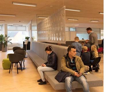 Filt som rumdeler udskåret med mønster