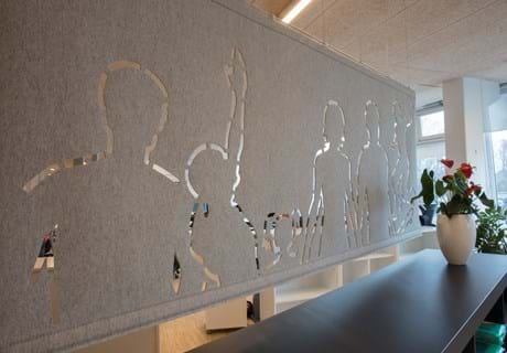 Filt som rumdeler udskåret med mønster