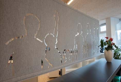 Filt som rumdeler udskåret med mønster