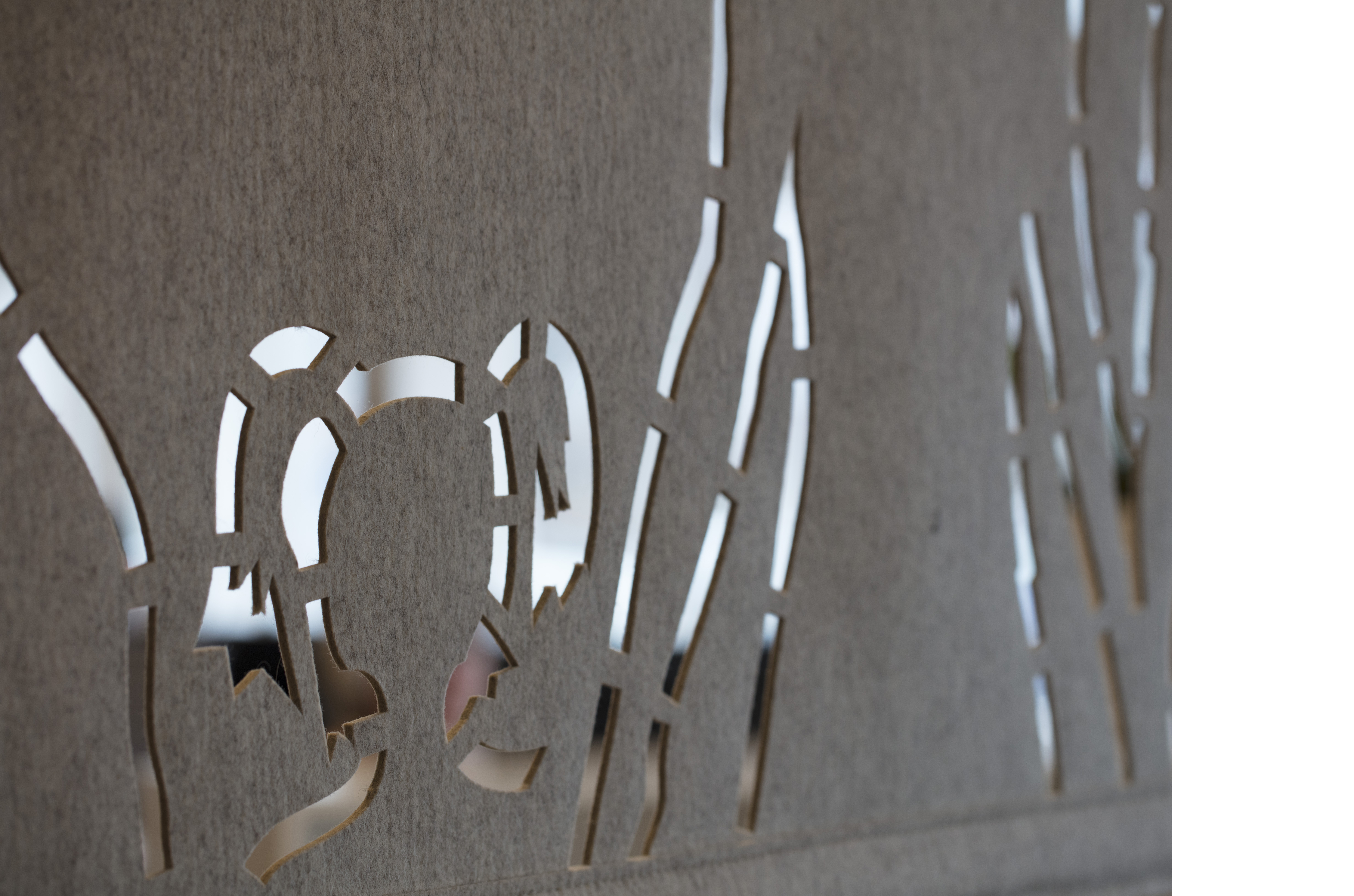 Filt som rumdeler udskåret med mønster