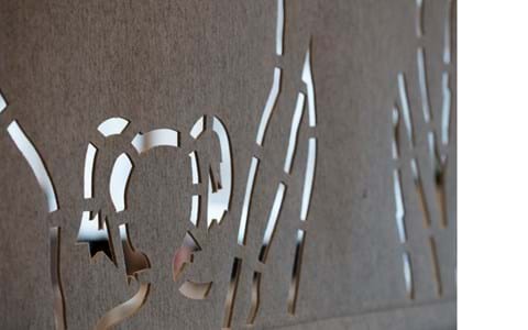 Filt som rumdeler udskåret med mønster