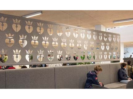 Filt som rumdeler udskåret med mønster