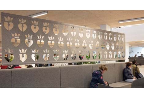 Filt som rumdeler udskåret med mønster