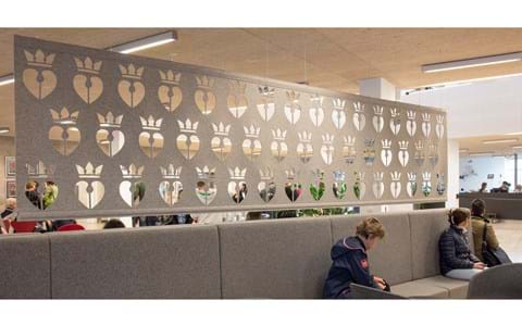 Filt som rumdeler udskåret med mønster