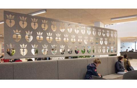 Filt som rumdeler udskåret med mønster