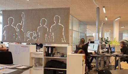 Filt som rumdeler udskåret med mønster