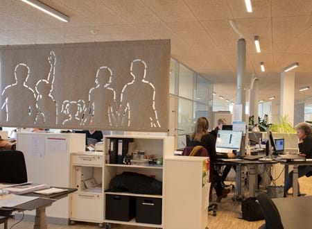 Filt som rumdeler udskåret med mønster