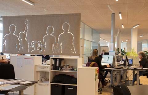 Filt som rumdeler udskåret med mønster