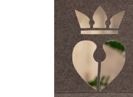 Filt som rumdeler udskåret med mønster