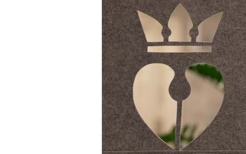 Filt som rumdeler udskåret med mønster