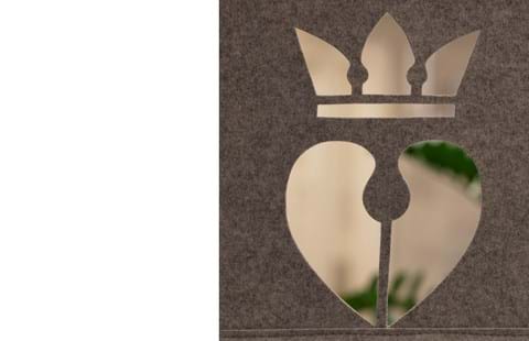 Filt som rumdeler udskåret med mønster