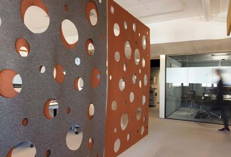 CoverDouble i brun orange på kontor