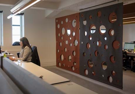 CoverDouble i brun orange på kontor