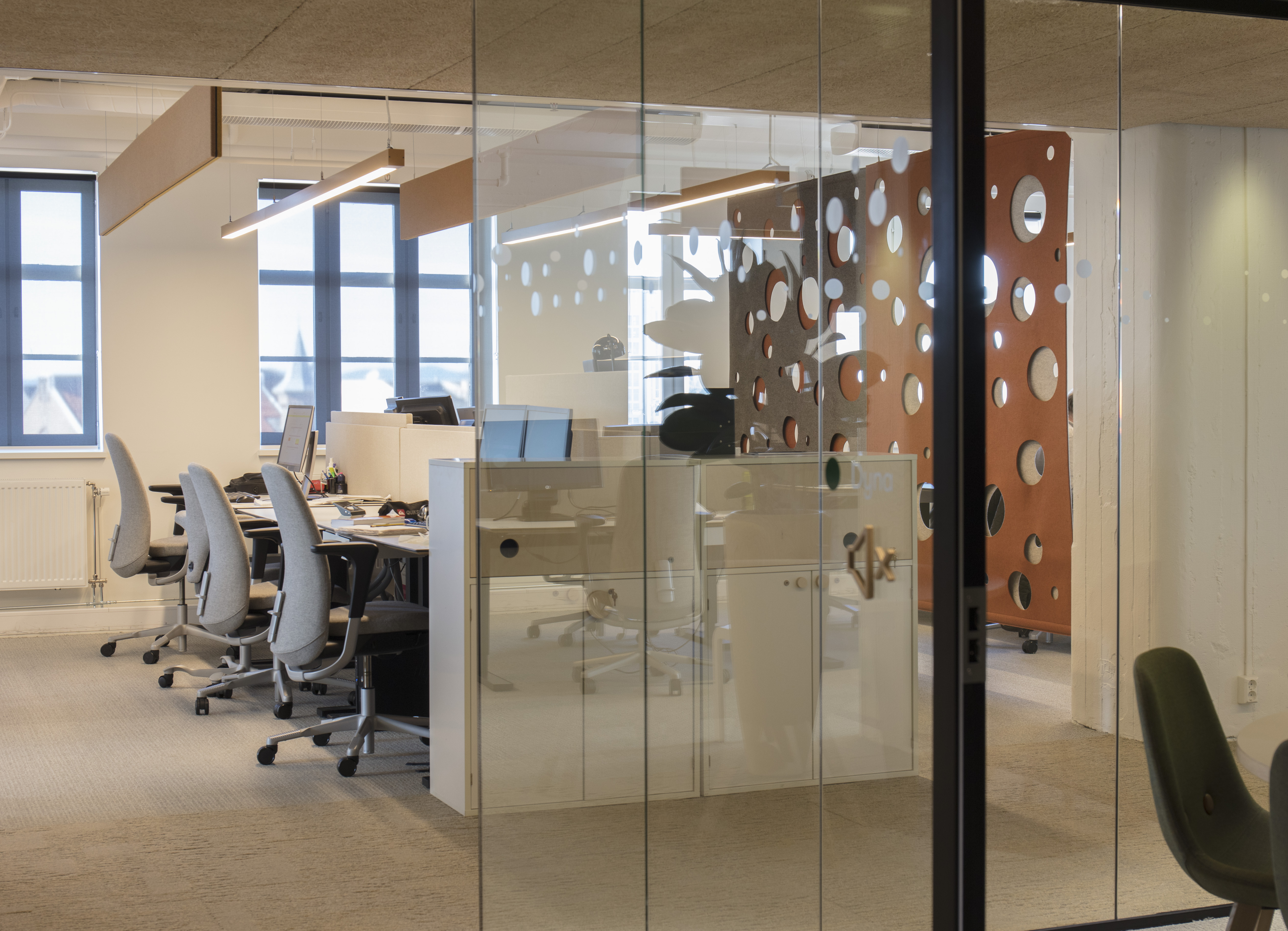 CoverDouble i brun orange på kontor